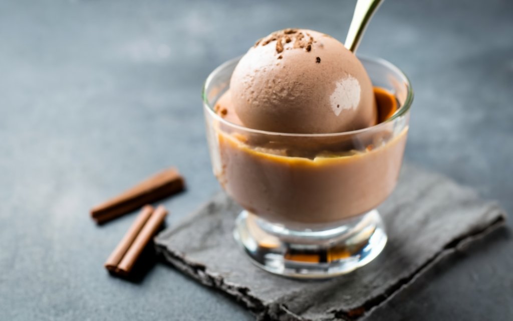 helado de chocolate en copa de cristal